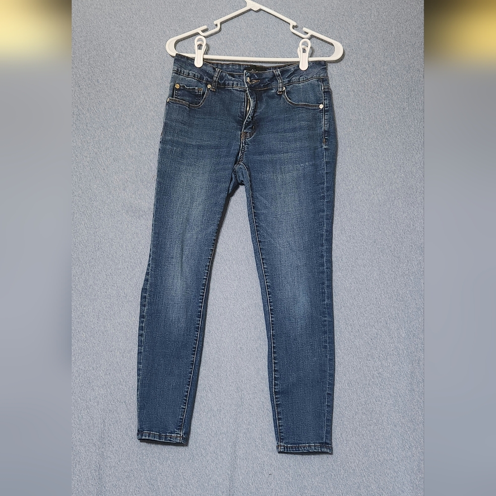 Tahari Chloe Fit Solution skinny jeans. Size 6